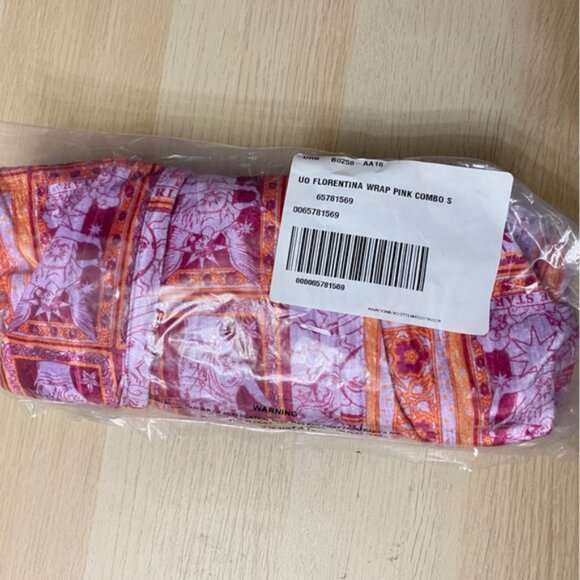 Urban Outfitters | Florentina Wrap Top Crop Long Sleeve Crushed Velvet Pink New - Picture 7 of 8